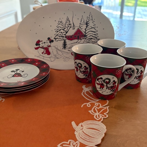 Disney Holiday Dining Set - Picture 5 of 8